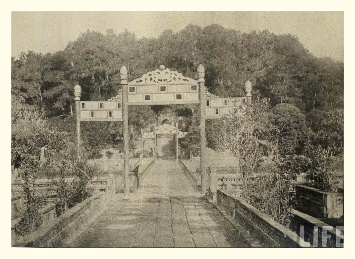 Lối vào tòa Bửu Thành trong lăng vua Thiệu Trị.