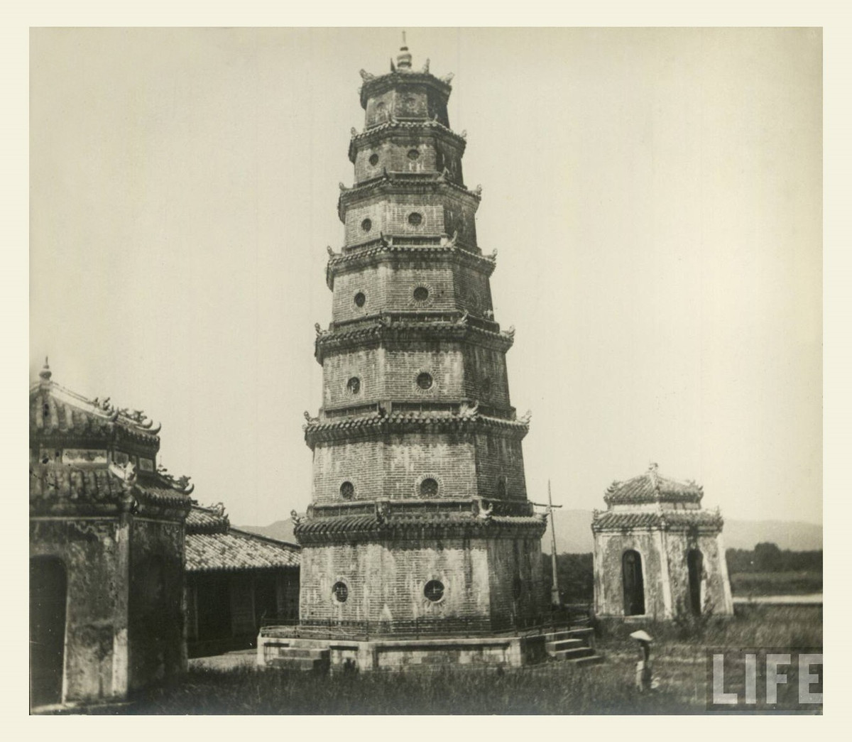 Tháp Phước Duyên của chùa Thiên Mụ, một công trình biểu tượng của Cố đô Huế xưa.