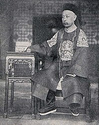 Ông ta đã đem tiền của của mình gửi ra nước ngoài, thậm chí chỉ tính riêng phần tiền lãi thôi cũng đã đủ để sống sung sướng cả đời. Nhân vật này chính là Khánh Thân vương Dịch Khuông.