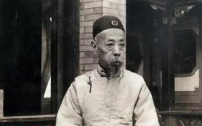 Dịch Khuông tên đầy đủ là Ái Tân Giác La Dịch Khuông, chỉ cần nghe tên thôi hẳn sẽ đoán ra được đây chính là dòng dõi hoàng thân quốc thích. Ông ta sinh ngày 29/2 năm Đạo Quang thứ 18, trong gia tộc Ái Tân Giác La, là con trai trưởng của Bất nhập Bát phân Phụ quốc công Miên Tính và đích thê Dát Lạp Dát Tư thị, con gái của A Lạp Thiện Thân vương Mã Ba Cáp Na.