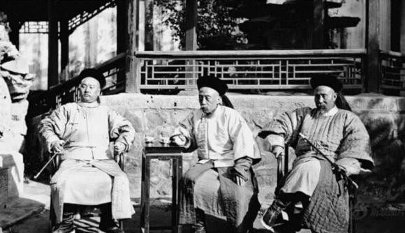 Lý do khiến Dịch Khuông trở thành đại thần vào cuối thời nhà Thanh chẳng phải vì ông ta có tài năng đức độ đặc biệt gì mà chỉ vì ông ta biết "nghe lời". Dịch Khuông luôn hết mực vâng theo mệnh lệnh của Từ Hi Thái hậu, bản "Hiệp ước Tân Sửu" nổi tiếng giai đoạn lịch sử cận đại chính là do Dịch Khuông cùng Lý Hồng Chương toàn quyền phụ trách ký kết.