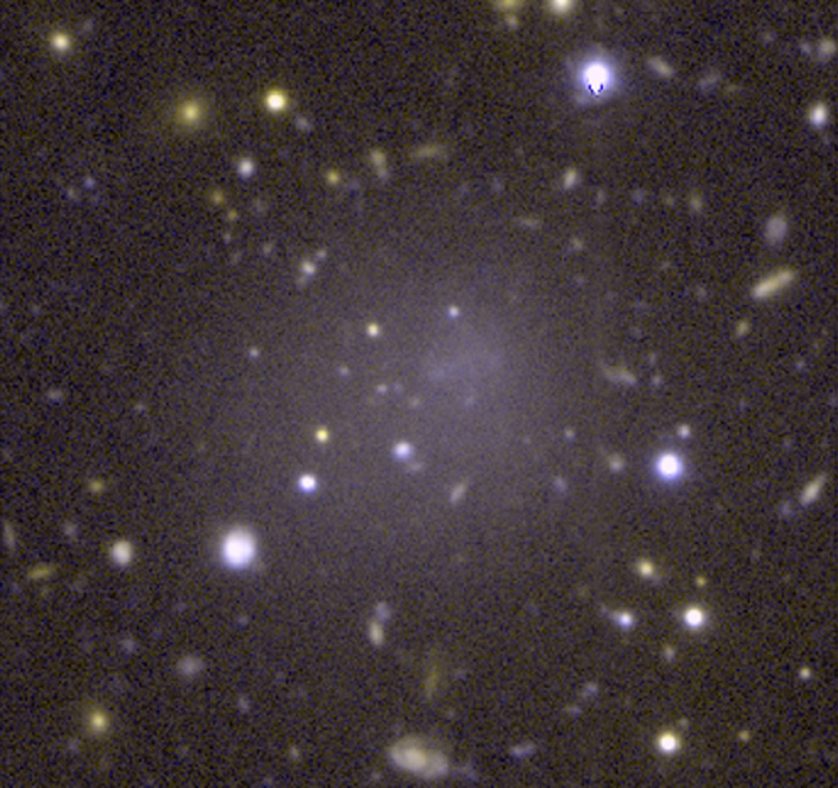 8. Thiên hà hóa thạch sống. DGSAT I là một thiên hà siêu khuếch tán (UDG), có nghĩa là nó lớn bằng một thiên hà như Dải Ngân hà nhưng các ngôi sao của nó trải ra quá mỏng đến mức gần như không thể nhìn thấy được.