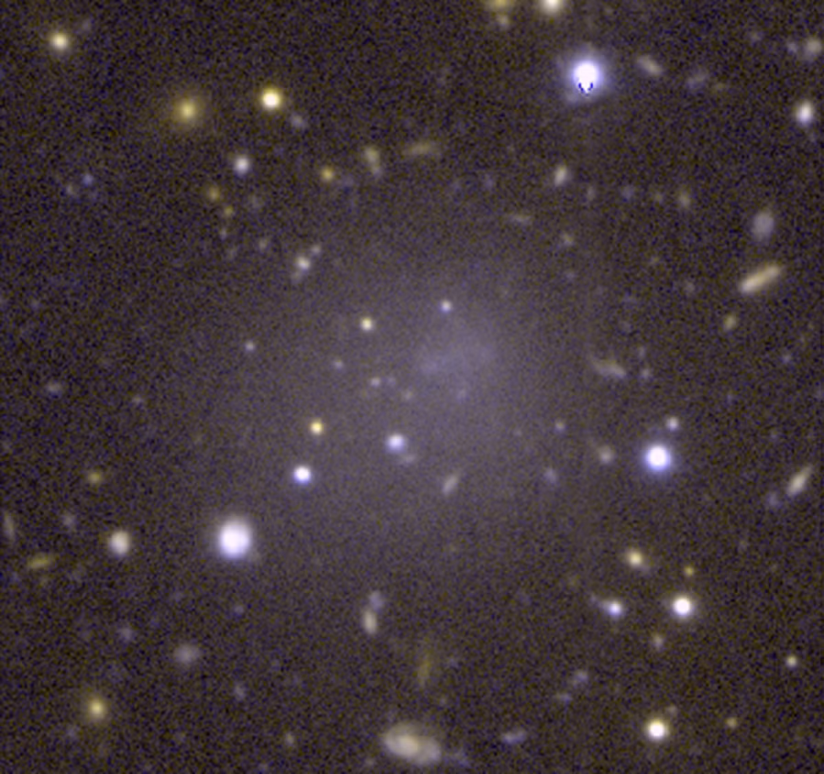 8. Thiên hà hóa thạch sống. DGSAT I là một thiên hà siêu khuếch tán (UDG), có nghĩa là nó lớn bằng một thiên hà như Dải Ngân hà nhưng các ngôi sao của nó trải ra quá mỏng đến mức gần như không thể nhìn thấy được.