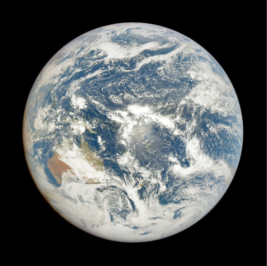 Ward và Brownlee cho rằng nhiều đặc điểm ngẫu nhiên của Trái đất, của Mặt trời và Hệ Mặt trời đã tạo nên một hệ sinh thái vô cùng phù hợp và ổn định một cách đáng kinh ngạc.