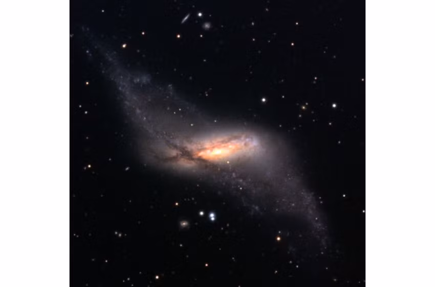 Thành quả của những nỗ lực kết hợp này là một hình ảnh tổng hợp nổi bật của NGC 4632, được nhìn dưới ánh sáng khả kiến và ánh sáng vô tuyến của quầng hydro quanh nó.