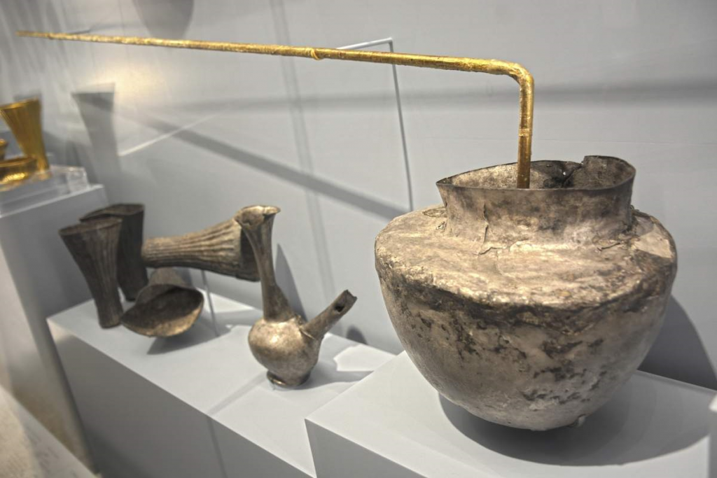 Sử dụng ống hút dài để uống cùng nhau cũng rất phổ biến đối với người Sumer, một nền văn minh Lưỡng Hà sơ khai từ thiên niên kỷ thứ ba trước Công nguyên, theo các tác phẩm nghệ thuật của họ.