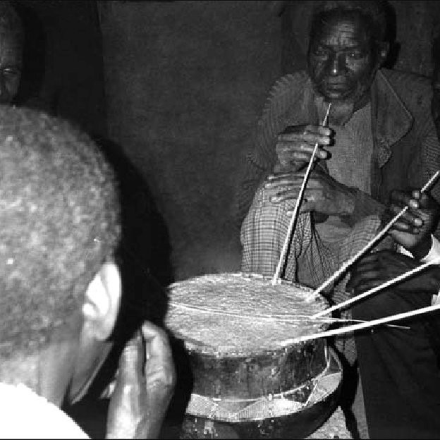 Ống hút tìm thấy ở Maikop trông rất giống hình minh họa ống hút của người Sumerian. Mặc dù Maikop cách Lưỡng Hà hàng trăm kilomet, điều này chứng tỏ văn hóa dùng ống hút uống chung bình này đã được lan truyền rộng rãi giữa các khu vực.