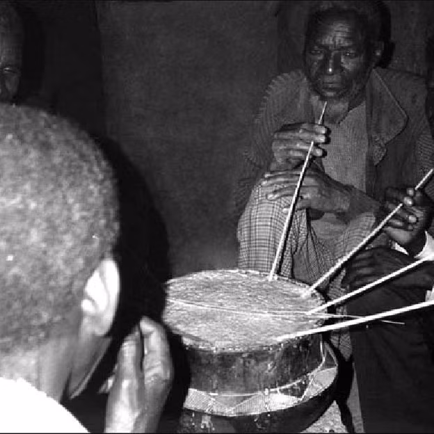 Ống hút tìm thấy ở Maikop trông rất giống hình minh họa ống hút của người Sumerian. Mặc dù Maikop cách Lưỡng Hà hàng trăm kilomet, điều này chứng tỏ văn hóa dùng ống hút uống chung bình này đã được lan truyền rộng rãi giữa các khu vực.