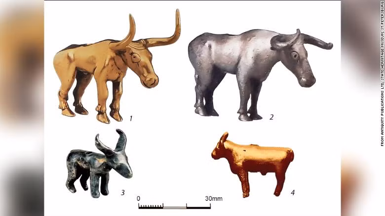 Trong phòng chôn cất lớn nhất là hài cốt của một cá nhân mặc môt bộ quần áo được trang trí lộng lẫy. Hàng trăm hạt cườm, đá quý, vàng, bình gốm, cốc làm từ kim loại quý, vũ khí... được đưa vào đây.