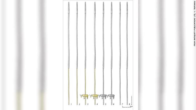 Những chiếc ống hút bằng vàng và bạc dài khoảng 1,1 mét có niên đại hơn 5.000 năm. Bốn trong số đó được trang trí bằng tượng hình con bò, ngoài ra còn có mảnh kim loại đục lỗ để lọc các tạp chất trong bia.