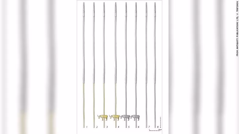 Những chiếc ống hút bằng vàng và bạc dài khoảng 1,1 mét có niên đại hơn 5.000 năm. Bốn trong số đó được trang trí bằng tượng hình con bò, ngoài ra còn có mảnh kim loại đục lỗ để lọc các tạp chất trong bia.