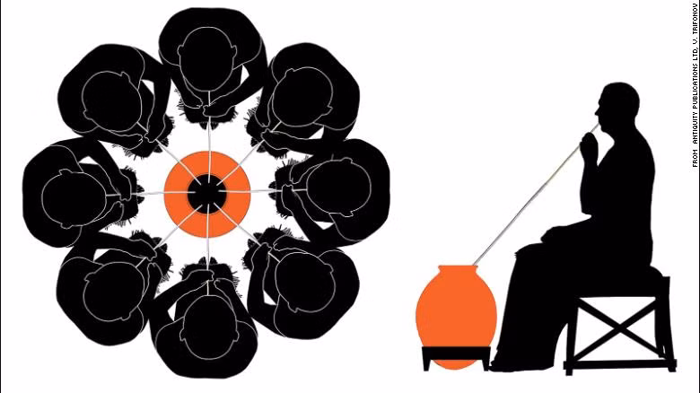 Bên trong nghĩa trang, Veselovsky tìm thấy những ngôi mộ thuộc về các thành viên thượng lưu trong xã hội thời đồ đồng và hàng trăm đồ vật đặc biệt khác.