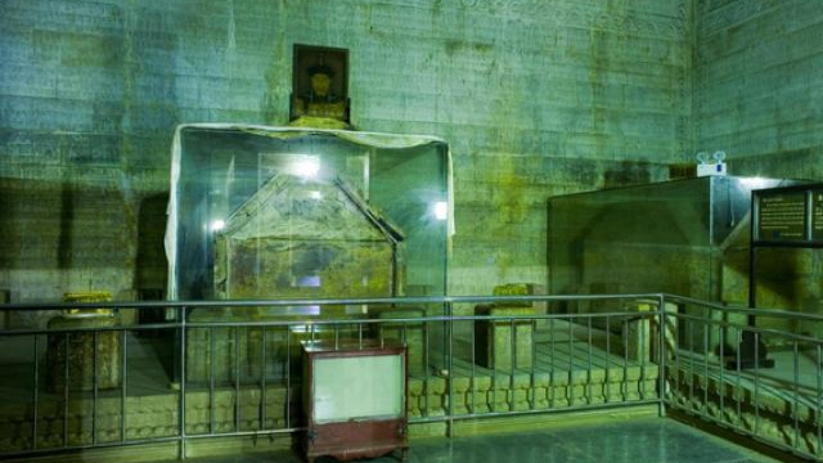 Để ngăn quan tài của các Hoàng đế bị di chuyển, người xưa thường đặt viên đá rồng gọi là "trấn long thạch" để cố định chúng. Hơn nữa, trọng lượng quan tài của Càn Long khoảng vài tấn, làm sao một vật nặng như vậy lại có thể tự mình "chui" ra sau cửa lăng?