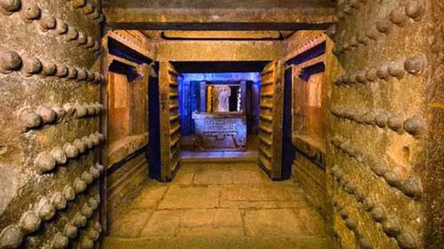 Tuy nhiên, điều họ không ngờ tới là "trấn long thạch" dùng để cố định quan tài của Càn Long đã bị vỡ. Chiếc quan tài cũng rời khỏi vị trí ban đầu.