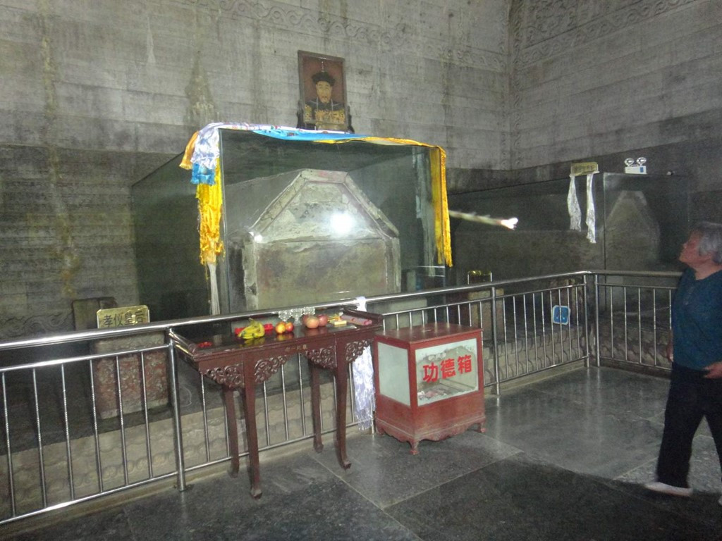 Tuy nhiên, cho đến ngày nay, vẫn chưa có lời giải thích nào có thể lý giải được việc chiếc quan tài của Càn Long "biết đi". Giới khoa học kỳ vọng một ngày nào đó khoa học công nghệ phát triển hơn sẽ có thể giải mã bí ẩn kì lạ này.