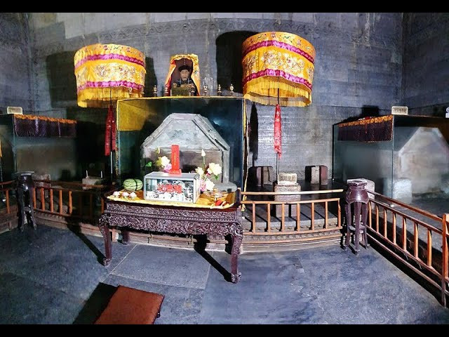 Năm 1928, Tôn Điện Anh gặp phải khó khăn về tài chính. Để ngăn cản những binh lính trở nên "nổi loạn", ông nghĩ ra cách đi trộm mộ để lấy tiền nuôi quân.