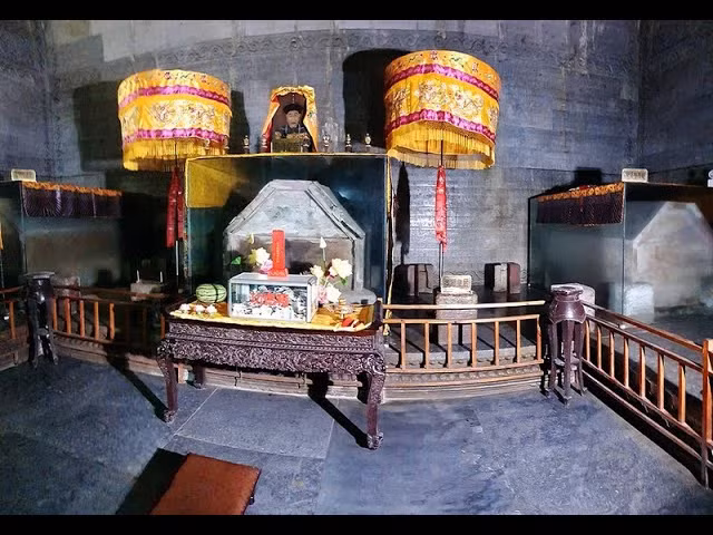 Năm 1928, Tôn Điện Anh gặp phải khó khăn về tài chính. Để ngăn cản những binh lính trở nên "nổi loạn", ông nghĩ ra cách đi trộm mộ để lấy tiền nuôi quân.