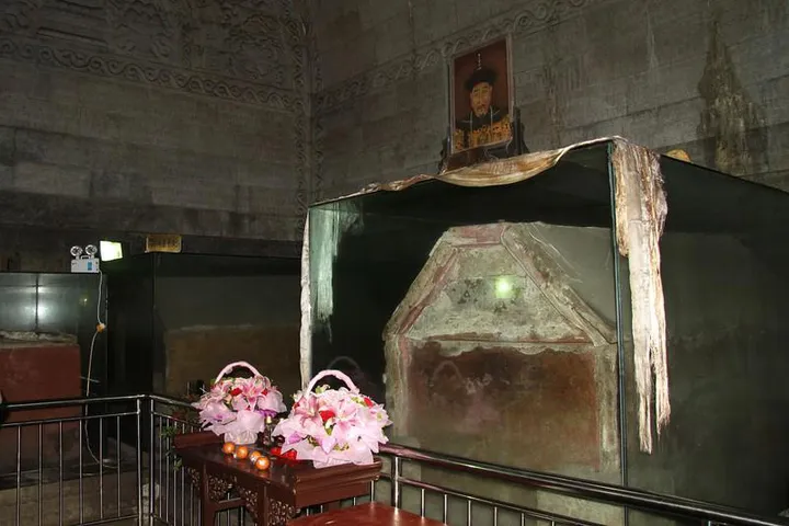 Khi đó, một đoàn khảo cổ quyết định tiến vào Thanh Dụ Lăng để tiến hành nghiên cứu và khảo sát. Một lần nữa họ phát hiện quan tài bị "di chuyển" chặn trước cửa mộ. Tất cả các chuyên gia '"lão làng" trong giới khảo cổ đều không biết giải thích thế nào cho đúng.