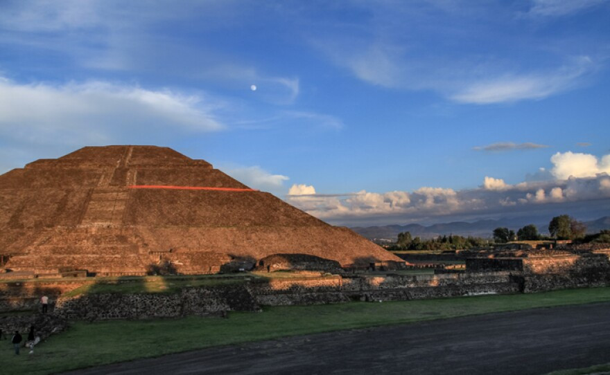 Điều khiến các nhà khảo cổ ngạc nhiên nhất chính là sự hiện diện của lượng lớn thủy ngân lỏng trong một căn phòng ở cuối đường hầm. Thủy ngân là một chất có độc tính cao và có khả năng gây hại đáng kể cho cơ thể con người khi tiếp xúc trong thời gian dài. Do đó, nhóm nghiên cứu cần phải sử dụng mặt nạ bảo vệ nhằm tránh bị ngộ độc thủy ngân.