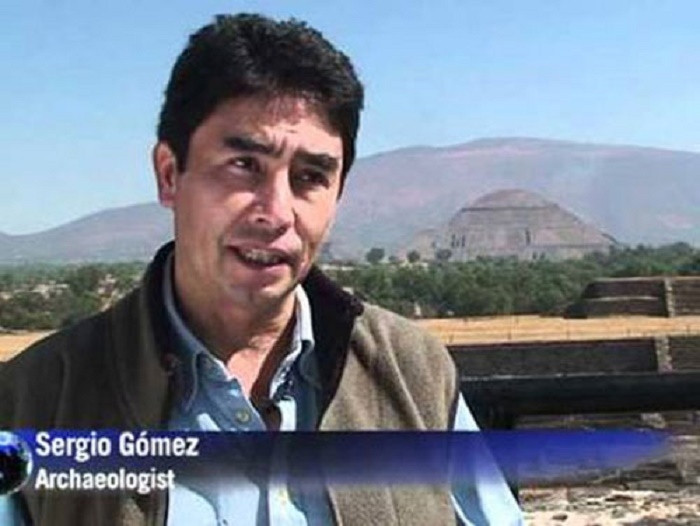 Đường hầm bí ẩn này lần đầu tiên được nhà khảo cổ học Sergio Gómez Chávez phát hiện sau một trận mưa lớn vào năm 2003. Cụ thể, vài ngày sau trận mưa lớn, Sergio Gómez Chávez đến Teotihuacan và tìm thấy một hố sụt rộng khoảng 1 m ngay dưới chân ngôi đền này.