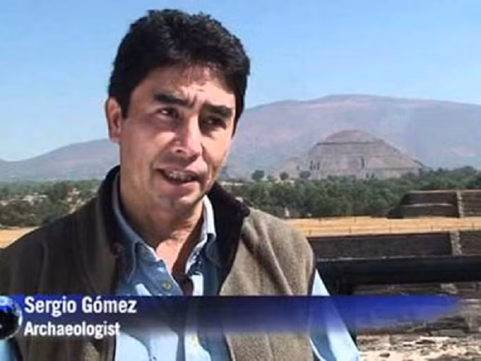 Đường hầm bí ẩn này lần đầu tiên được nhà khảo cổ học Sergio Gómez Chávez phát hiện sau một trận mưa lớn vào năm 2003. Cụ thể, vài ngày sau trận mưa lớn, Sergio Gómez Chávez đến Teotihuacan và tìm thấy một hố sụt rộng khoảng 1 m ngay dưới chân ngôi đền này.