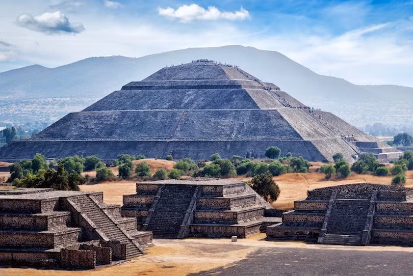 Teotihuacan là thành phố cổ huyền bí bậc nhất của châu Mỹ, từ lâu đã trở thành địa điểm thu hút nhiều nhà khảo cổ học và các nhà nghiên cứu. Đây được coi là một trong những trung tâm đô thị có ảnh hưởng nhất ở châu Mỹ thời cổ đại. Ước tính có tới 200.000 người từng sống trong đại đô thị kỳ bí này.