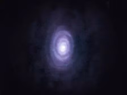 Sao V Hydrae là một trong những vật thể như vậy. Nó nằm cách Trái Đất khoảng 1.300 năm ánh sáng và đang bước vào giai đoạn tiến hóa cuối cùng trước khi sụp đổ thành sao lùn trắng. Trong giai đoạn này, các ngôi sao hút sạch vật chất từ lõi của chúng và phun vào không gian xung quanh.