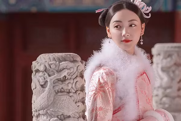 Vào thời nhà Thanh, phi tần được Càn Long rất sủng ái là Đôn phi Uông thị. Khi Đôn phi hạ sinh được công chúa, hoàng đế Càn Long đã 65 tuổi.