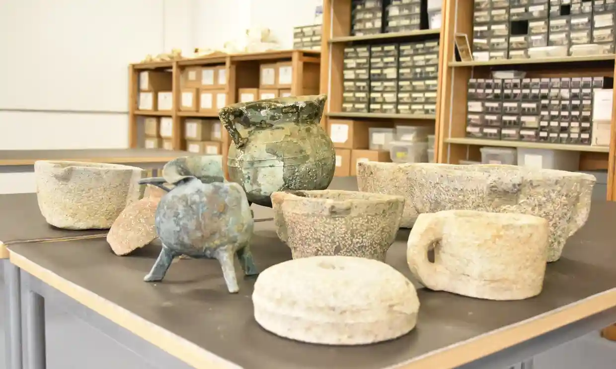 Hai phiến đá xây mộ được chạm khắc tương tự như những phiến đá trong các nhà thờ vào thời kỳ đó, nhưng khác ở chỗ chúng vẫn còn nguyên sơ với những vết đục đẽo có thể nhìn rõ.