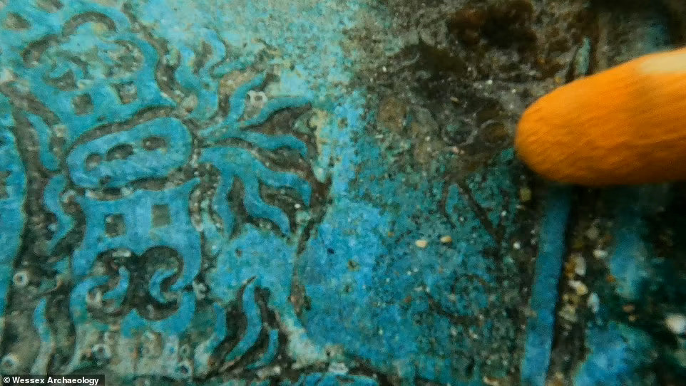 Cuộc khai quật giúp hé lộ phần gỗ được bảo quản đặc biệt tốt của một bên thân tàu. Lý do là vì hàng hóa mà con tàu mang theo đã đè lên và bảo vệ phần gỗ này.