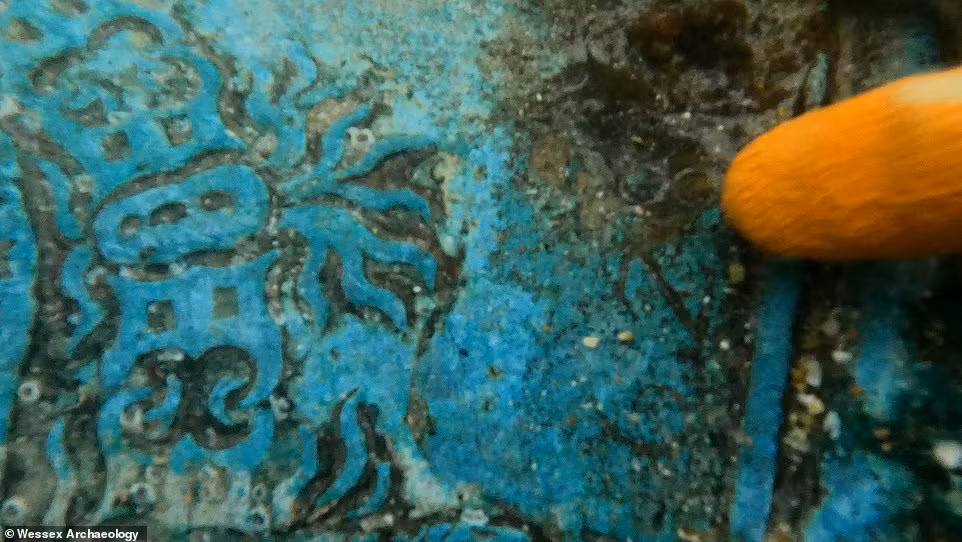 Cuộc khai quật giúp hé lộ phần gỗ được bảo quản đặc biệt tốt của một bên thân tàu. Lý do là vì hàng hóa mà con tàu mang theo đã đè lên và bảo vệ phần gỗ này.