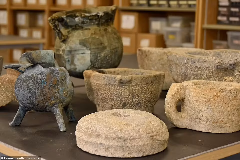 Các nhà khảo cổ xác định được con tàu làm từ gỗ sồi Ireland. Quá trình phân tích vòng tuổi của cây cho biết những cây này bị đốn hạ khoảng năm 1242 - 1265, dưới triều đại vua Henry III.