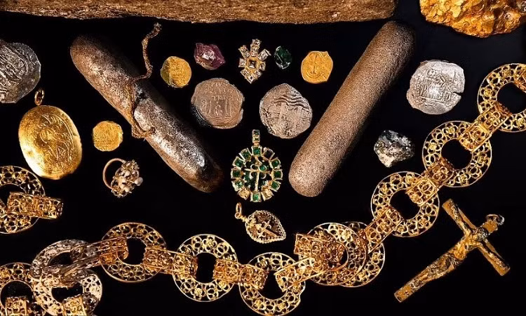 Kho báu được tìm thấy bao gồm sợi xích bằng vàng tinh xảo với mô típ hình hoa hồng, chứng tỏ đây là một số đồ vật dành cho hoàng gia hoặc tầng lớp quý tộc giàu có.