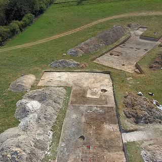 "Khảo sát địa vật lý vẫn còn nhiều điều khác chưa tiết lộ về cảnh quan Stonehenge, chúng tôi cần phải kiểm tra thực địa tất cả các điểm bất thường thú vị trước khi đưa ra giải thích về chúng." Timothy Darvill nói.