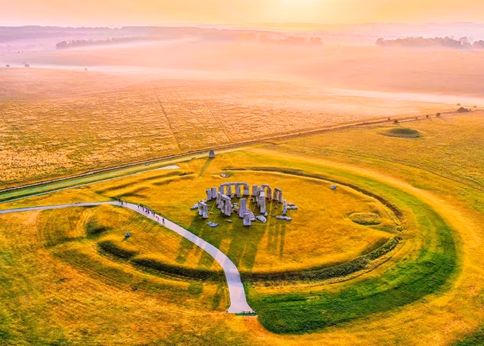 Một trong những chiếc hố khác có niên đại cách đây 3.300 năm có thể "rất liên quan đến cấu trúc nghi lễ lâu dài của cảnh quan Stonehenge," De Smedt nói.