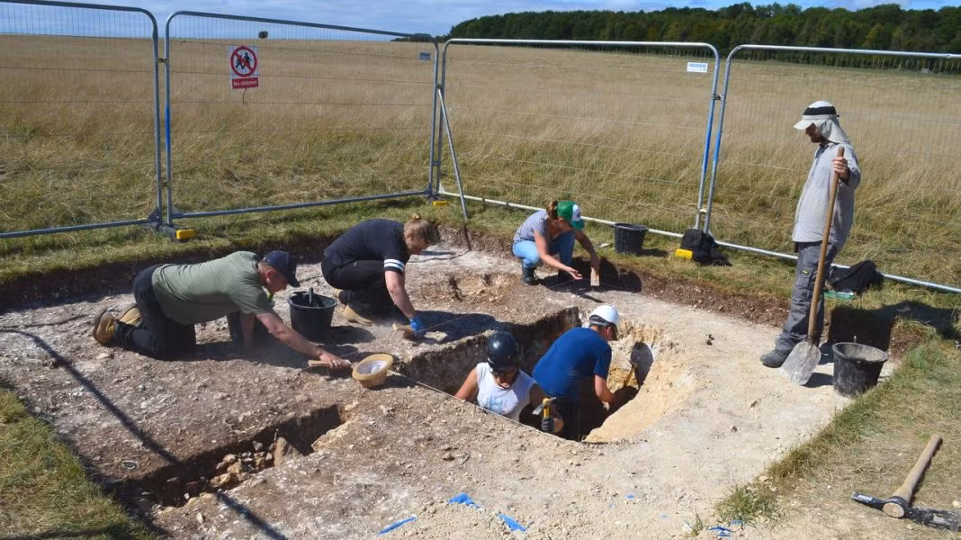 Những chiếc hố là "khám phá thực sự thú vị", Timothy Darvill, giáo sư khảo cổ học tại Đại học Bournemouth ở Anh, người đã thực hiện các cuộc khai quật trước đây tại địa điểm này nhưng không tham gia vào nghiên cứu mới chia sẻ.