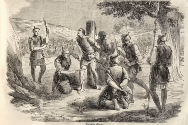 Phụ nữ thời xưa không được khoe da thịt với người khác chứ đừng nói đến chuyện bị cởi quần ở nơi công cộng. Nữ nhân như vậy sau khi trở về sẽ bị chồng bỏ, nếu chưa lấy chồng thì sẽ không thể lấy được chồng, bị người đời khinh bỉ.