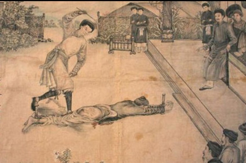 Phạm nhân nằm sấp xuống đất và được giữ ở vị trí cố định bởi một hoặc nhiều người trong khi những người khác sử dụng trượng để thực hiện hình phạt.