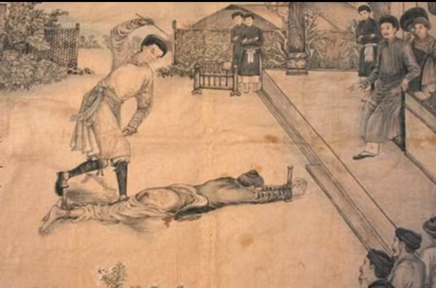 Phạm nhân nằm sấp xuống đất và được giữ ở vị trí cố định bởi một hoặc nhiều người trong khi những người khác sử dụng trượng để thực hiện hình phạt.