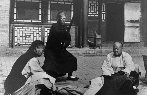 Những phạm nhân khi bị áp dụng hành phạt này sẽ phải kéo quần xuống dưới, dùng trượng đánh trực tiếp vào da.