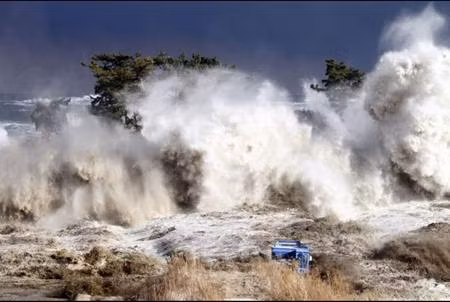 Sự kiện đã tạo ra những con sóng thần cao 20 m và trải dài khoảng 8.000 km ập đến tận New Zealand, nơi nó cuốn phăng những tảng đá to bằng ôtô vào sâu hàng trăm dặm trong đất liền.