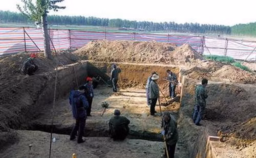 Sau khi đoàn khảo cổ của Viện Nghiên Cứu Di tích Văn hóa Bắc Kinh tới hiện trường, máy bơm đã hoạt động hết công suất gần một ngày một đêm mới rút hết nước trong lăng mộ.