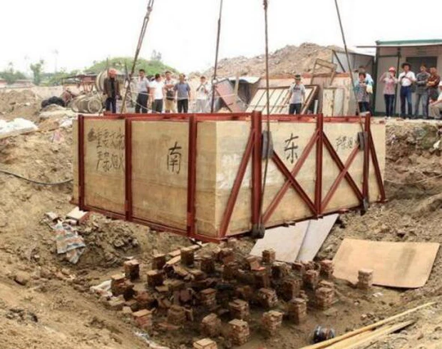 Tuy nhiên, trong khi đoàn khảo cổ đang tiến hành dọn dẹp, người dân làng lại phản ánh rằng, ở cách đó không xa, có một cánh đồng lúa, bất kể cho mưa lớn hay nước trong kênh chảy mạnh như nào nó cũng không bao giờ bị tích nước và họ cũng không biết nước đi đâu.