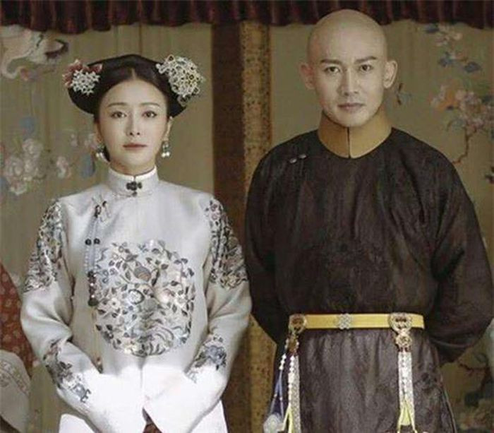 Mùa xuân năm 1752 Càn Long dẫn theo thái hậu Sùng Khánh, Phú Sát hoàng hậu cùng các phi tần, trong số đó có cả Qua Nhĩ Giai thị, tới vườn Viên Minh thưởng ngoạn cảnh xuân.