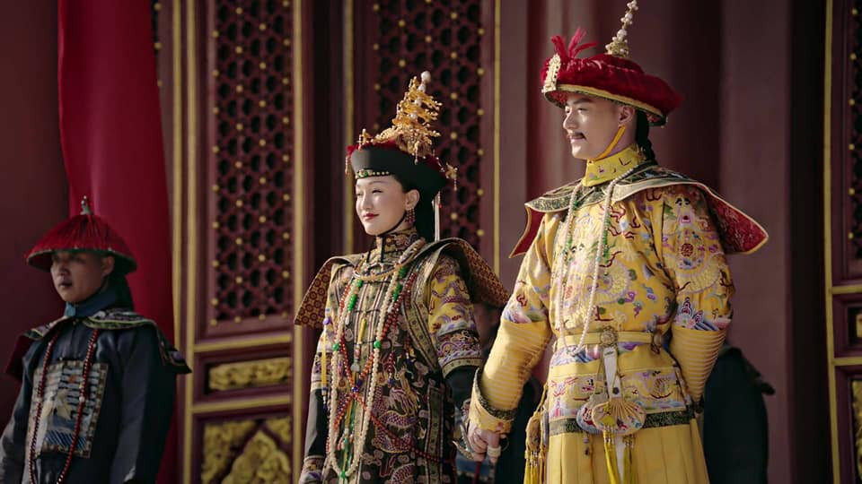 Do không biết uống rượu nên Qua Nhĩ Giai thị mới uống được vài chén đã say. Càn Long thấy vậy, sai cung nữ đưa Phó phu nhân sang phòng khác nghỉ ngơi. Sau đó, Càn Long kiếm cớ rời khỏi tiệc rượu, rồi lén lút tư thông với Qua Nhĩ Giai thị.