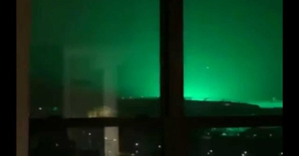 Với sức gió giật lên tới 160 km/h, bão derecho quét qua bang South Dakota hôm thứ Ba cũng gây mất điện diện rộng, kéo đổ nhiều cây cối và làm hư hại một số tòa nhà, may mắn là không có báo cáo nào về thương tích hoặc tử vong ở người.