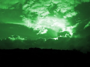 Bầu trời màu xanh lá cây trước hoặc trong cơn giông có thể là dấu hiện của mưa đá mạnh. Dịch vụ Thời tiết đã ghi nhận một số báo cáo về mưa đá rải rác ở Sioux Falls với kích thước khoảng 2,5 cm.