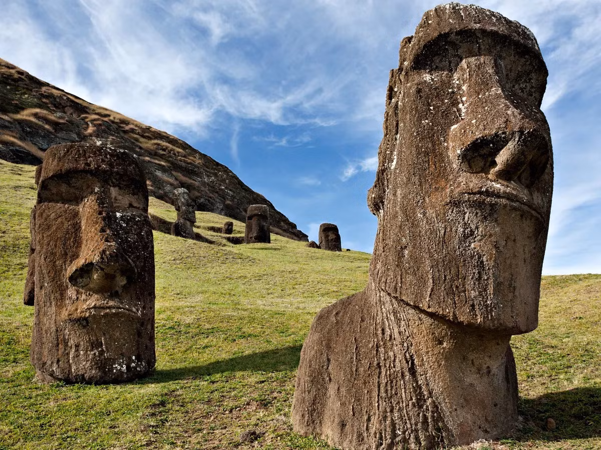 "Điều thú vị là trong ít nhất 200 hoặc 300 năm qua, đầm phá sâu 3m, nghĩa là không có ai có thể bỏ moai ở đó vào thời điểm đó".