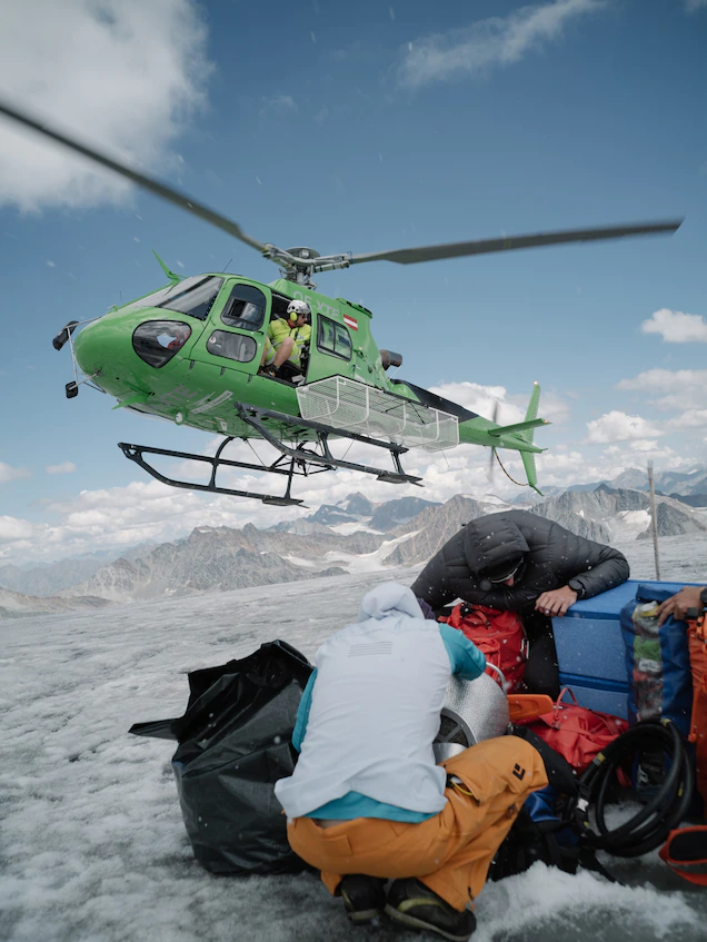 Tại độ cao hơn 3000m, thời tiết có thể thay đổi trong chớp mắt, khiến việc bay bằng trực thăng quá nguy hiểm. Nếu lộ ra hoàn toàn ngoài trời, xác ướp sẽ bị kền kền râu phía trên sông băng ăn hoặc bị phân hủy nhanh chóng.