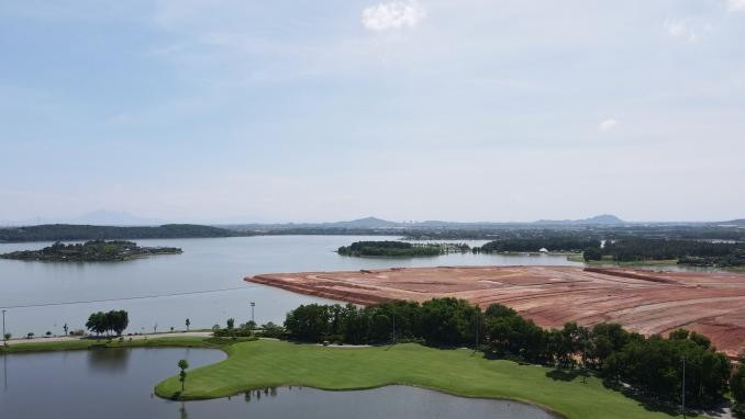 Nhận thấy tiềm năng phát triển du lịch tại khu vực hồ Đại Lải, UBND tỉnh Vĩnh Phúc đã cho phép nhiều doanh nghiệp khai thác du lịch tại đây với các dịch vụ như khu vui chơi, giải trí, nghỉ dưỡng, sân golf... Việc phát triển du lịch của các doanh nghiệp đã dẫn đến hệ lụy lòng hồ bị thu hẹp và xảy ra tình trạng san lấp, lấn chiềm lòng hồ.